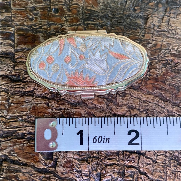 💐Vintage💐Floral Embroidered Oval Pill Box Sewing Kit - Picture 9 of 10